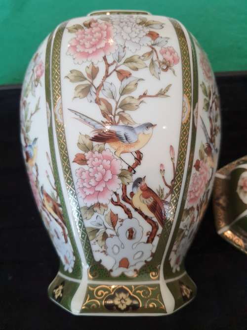 AN ORNATE VINTAGE JAPANESE GINGER JAR HAND MADE WITH THE MAKERS MARKS AND GOLD PLATED RIMS