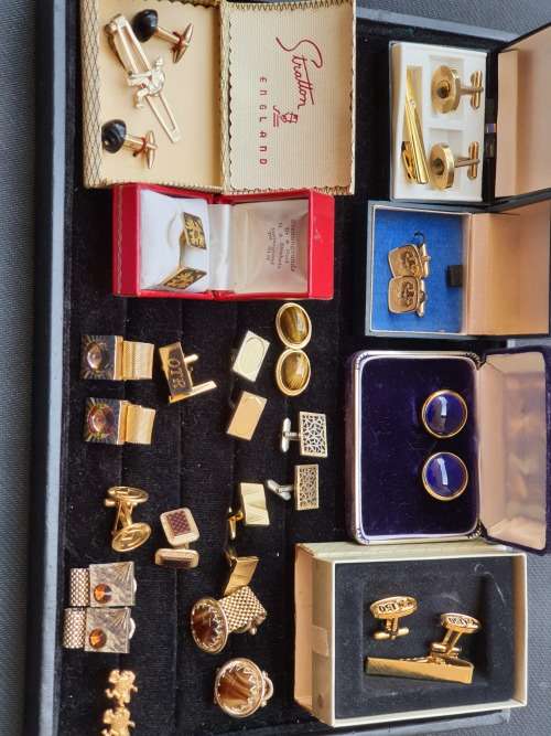 A VINTAGE JOBLOT EXCEPTIONAL QUALITY GOLD PLATED CUFFLINKS A COLLECTORS LOT