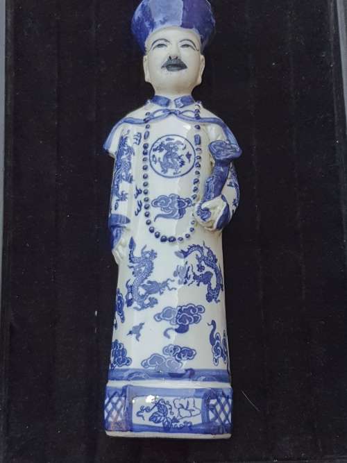 A BLUE AND WHITE MING EMPERORS STATUE IN PERFACT CONDITION CHINA PORCELAIN