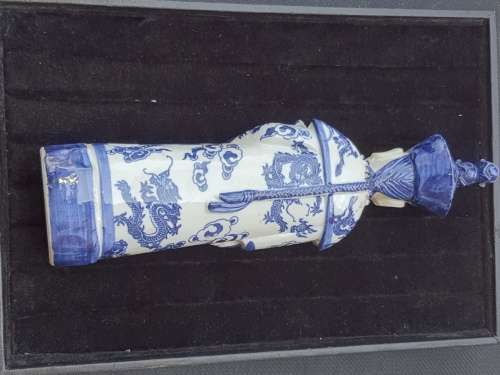 A BLUE AND WHITE MING EMPERORS STATUE IN PERFACT CONDITION CHINA PORCELAIN