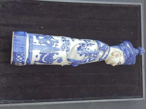 A BLUE AND WHITE MING CHINA PORCELAIN EMPERORS STATUE IN ROYAL BRESS