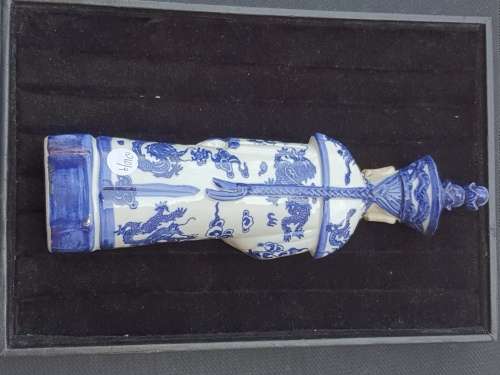 A BLUE AND WHITE MING CHINA PORCELAIN EMPERORS STATUE IN ROYAL BRESS