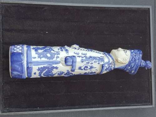 A BLUE AND WHITE MING CHINA PORCELAIN EMPERORS STATUE IN ROYAL BRESS