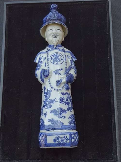 A BLUE AND WHITE EMPERORS STATUE  MADE OF CHINA PORCELAIN