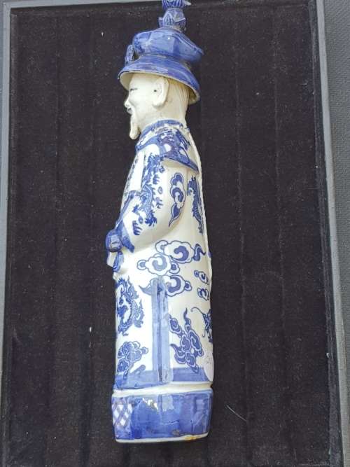 A BLUE AND WHITE EMPERORS STATUE  MADE OF CHINA PORCELAIN