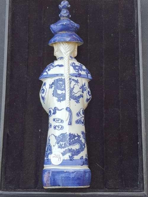 A BLUE AND WHITE EMPERORS STATUE  MADE OF CHINA PORCELAIN