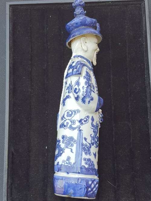 A BLUE AND WHITE EMPERORS STATUE  MADE OF CHINA PORCELAIN