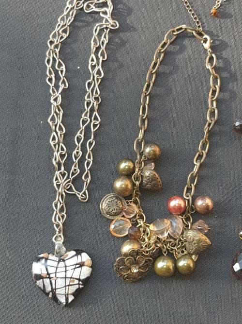 AN EXCEPTIONALLY GOOD CONDITION VINTAGE COSTUME NECKLACES
