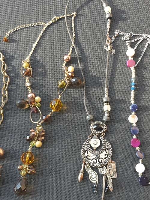 AN EXCEPTIONALLY GOOD CONDITION VINTAGE COSTUME NECKLACES