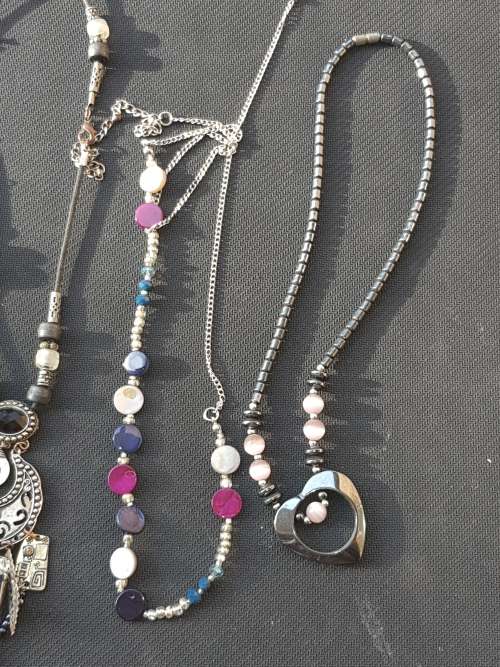 AN EXCEPTIONALLY GOOD CONDITION VINTAGE COSTUME NECKLACES