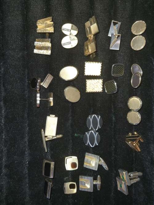 A JOBLOT OF COLLECTABLE MENS CUFFLINKS