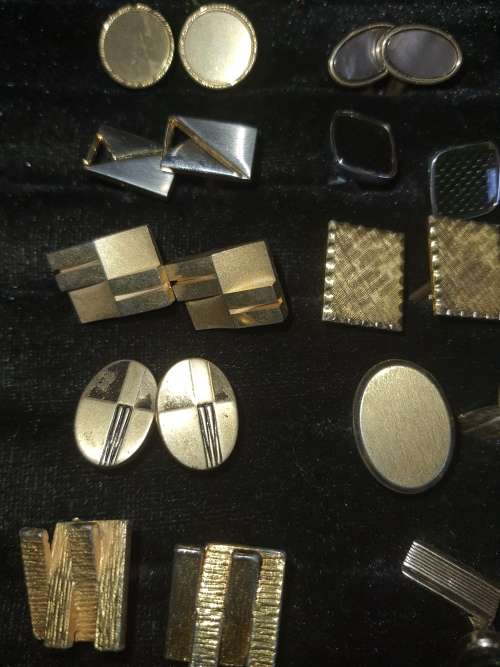 A JOBLOT OF COLLECTABLE MENS CUFFLINKS