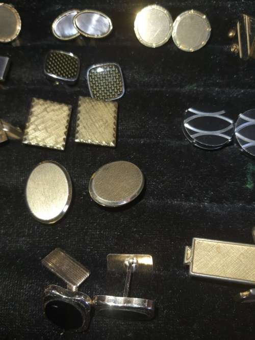 A JOBLOT OF COLLECTABLE MENS CUFFLINKS