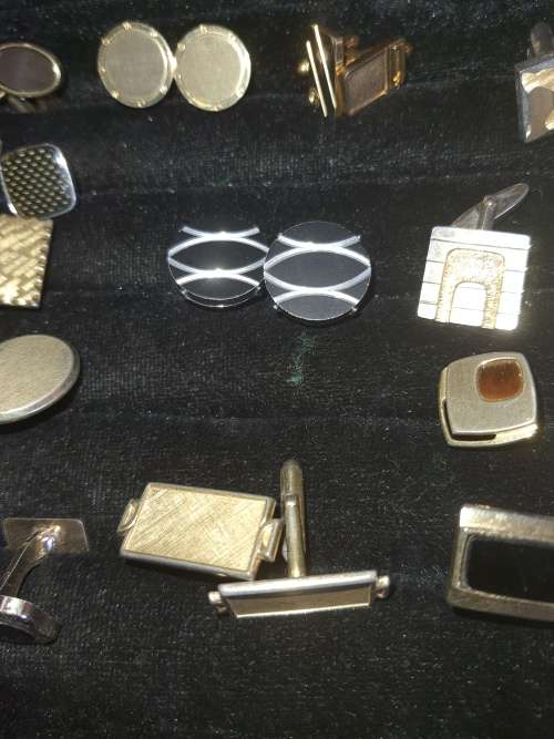 A JOBLOT OF COLLECTABLE MENS CUFFLINKS