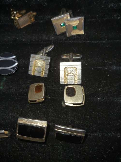 A JOBLOT OF COLLECTABLE MENS CUFFLINKS