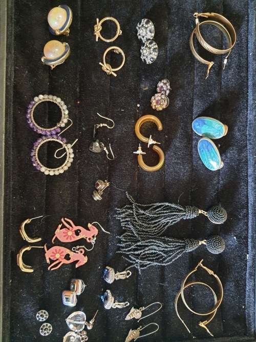 a JOBLOT VINTAGE EARRINGS