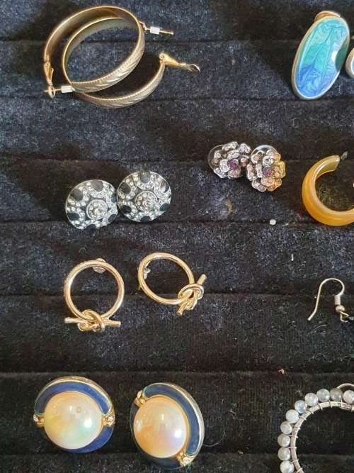 a JOBLOT VINTAGE EARRINGS