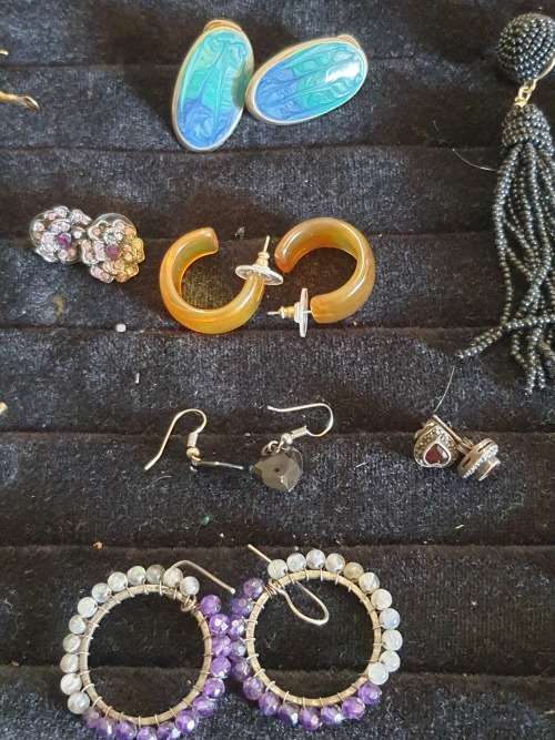a JOBLOT VINTAGE EARRINGS