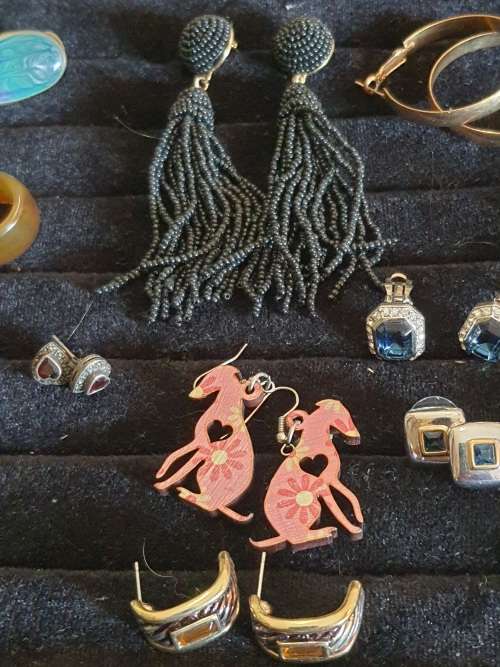 a JOBLOT VINTAGE EARRINGS