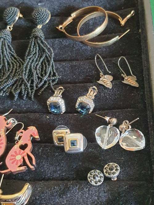 a JOBLOT VINTAGE EARRINGS