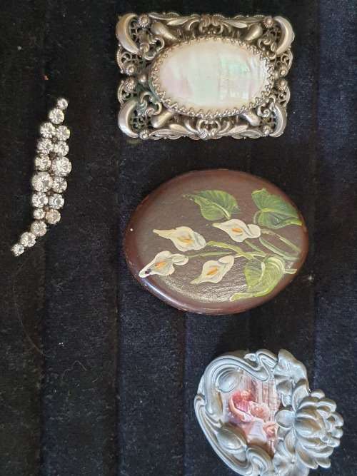 A JOBLOT BROOCHES AND A PICTURE FRAME