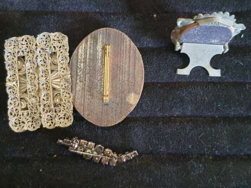 A JOBLOT BROOCHES AND A PICTURE FRAME