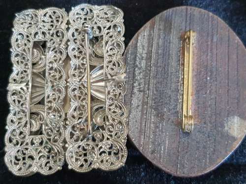 A JOBLOT BROOCHES AND A PICTURE FRAME