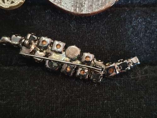 A JOBLOT BROOCHES AND A PICTURE FRAME
