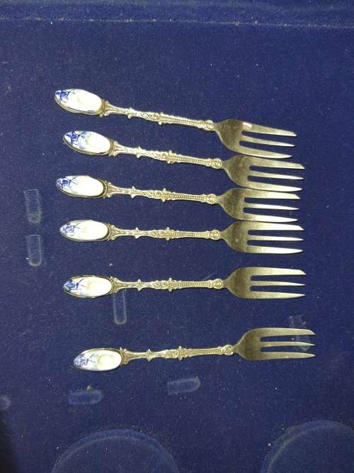 A SET OF VINTAGE DELFT CLOGG DESERT FORKS