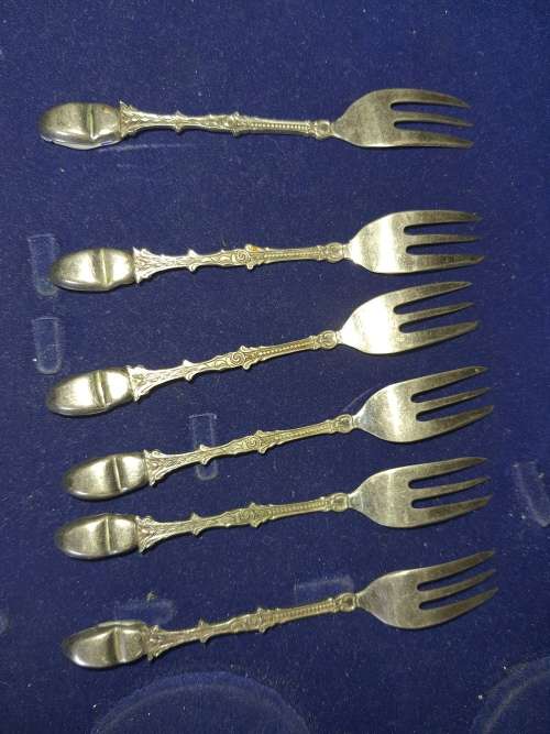 A SET OF VINTAGE DELFT CLOGG DESERT FORKS