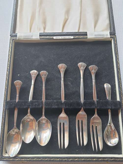 VINTAGE DESERT SERVING SPOONS AND FORKS
