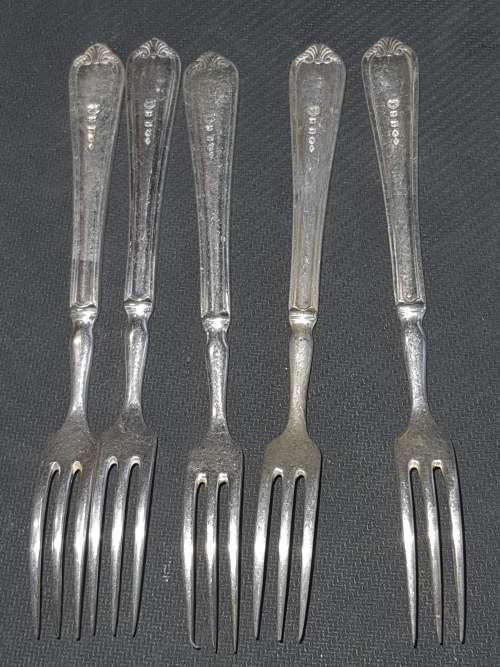 A JOBLOT VINTAGE EPNS KNIVES and FORKS 7 EACH IN ALL
