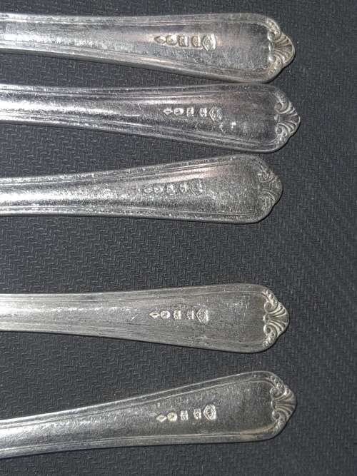 A JOBLOT VINTAGE EPNS KNIVES and FORKS 7 EACH IN ALL