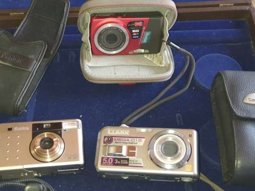 3 DIGITAL COMPACT TRAVEL CAMERAS ALL NEED BATTERIES BUT IN WORKING ORDER