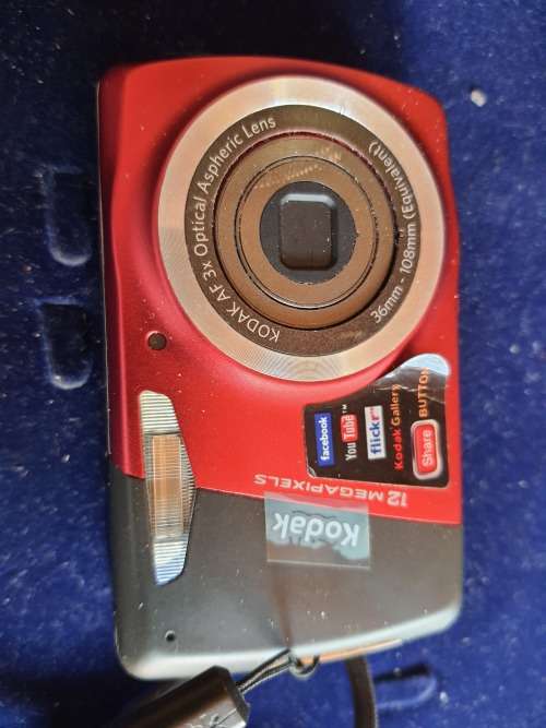 3 DIGITAL COMPACT TRAVEL CAMERAS ALL NEED BATTERIES BUT IN WORKING ORDER