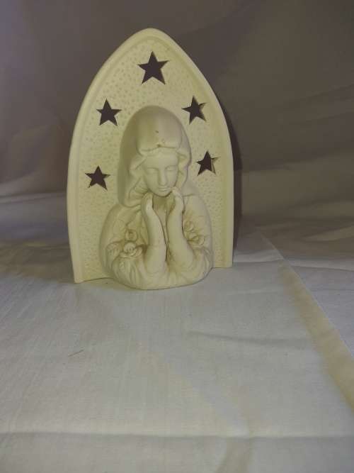AN ITALIAN CAST CERAMIC FIGURINE WHITE NO CRACKS OR VISSIBLE DAMAGE LADY PRAYING