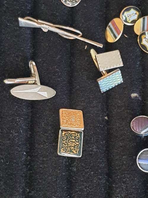 A COLLECTION OF RARE AND VINTAGE CUFFLINKS