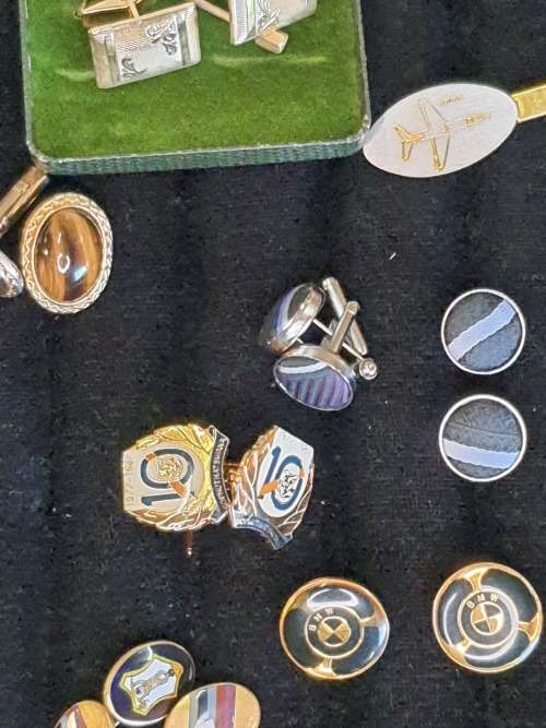 A COLLECTION OF RARE AND VINTAGE CUFFLINKS