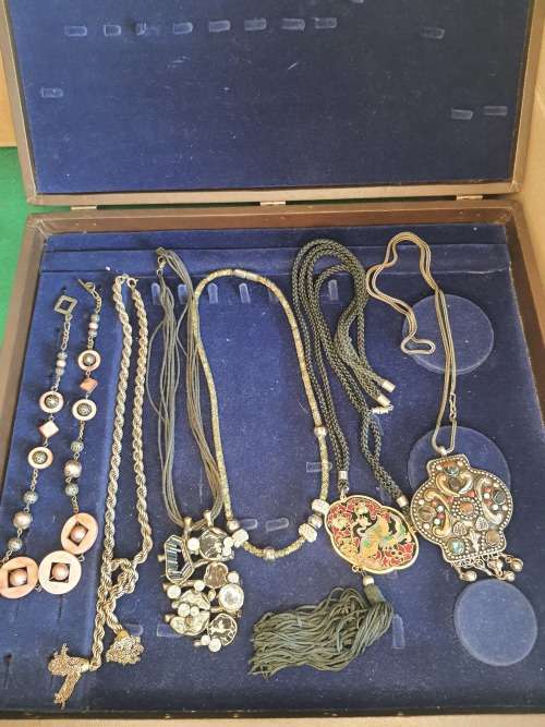 EX MILADYS STORE OLD NEW STOCK NECKLACES JOBLOT