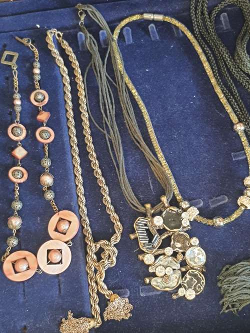 EX MILADYS STORE OLD NEW STOCK NECKLACES JOBLOT