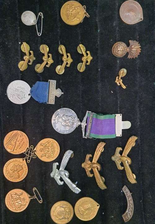 A COLLECTION OF RARE SOUTH AFRICAN AND BRITISH MILITARY INSIGNIA AND MEDALLIONS