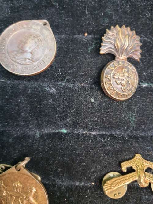 A COLLECTION OF RARE SOUTH AFRICAN AND BRITISH MILITARY INSIGNIA AND MEDALLIONS