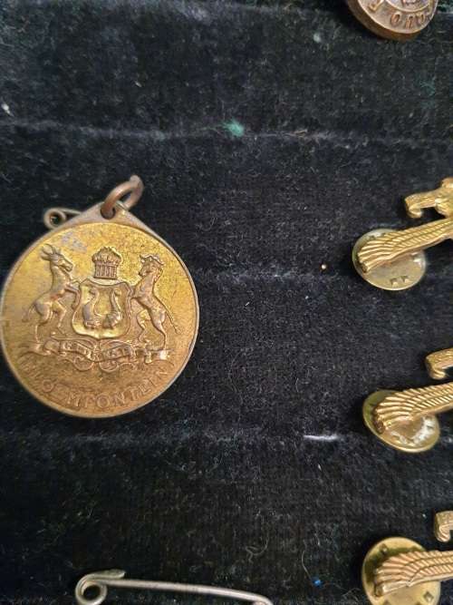 A COLLECTION OF RARE SOUTH AFRICAN AND BRITISH MILITARY INSIGNIA AND MEDALLIONS