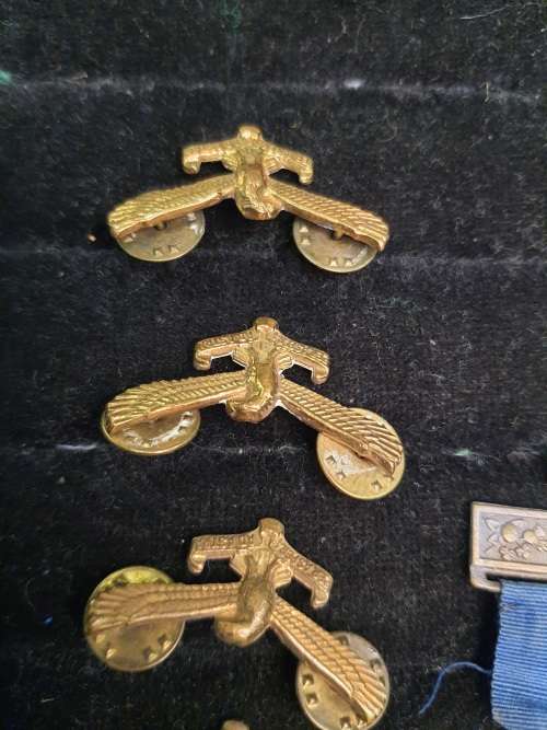 A COLLECTION OF RARE SOUTH AFRICAN AND BRITISH MILITARY INSIGNIA AND MEDALLIONS