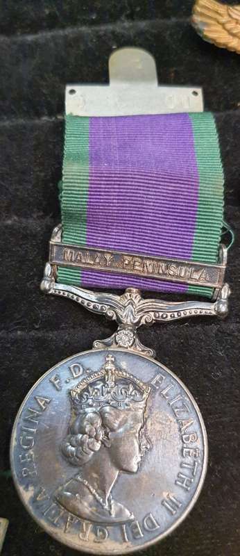 A COLLECTION OF RARE SOUTH AFRICAN AND BRITISH MILITARY INSIGNIA AND MEDALLIONS