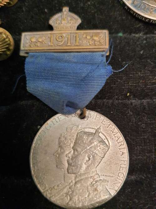 A COLLECTION OF RARE SOUTH AFRICAN AND BRITISH MILITARY INSIGNIA AND MEDALLIONS