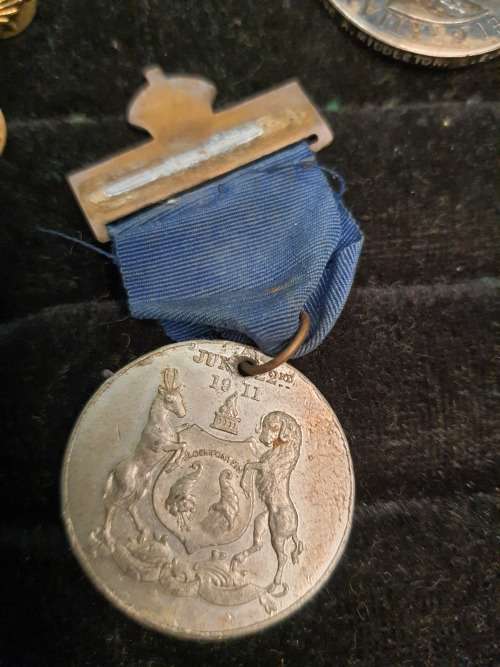 A COLLECTION OF RARE SOUTH AFRICAN AND BRITISH MILITARY INSIGNIA AND MEDALLIONS