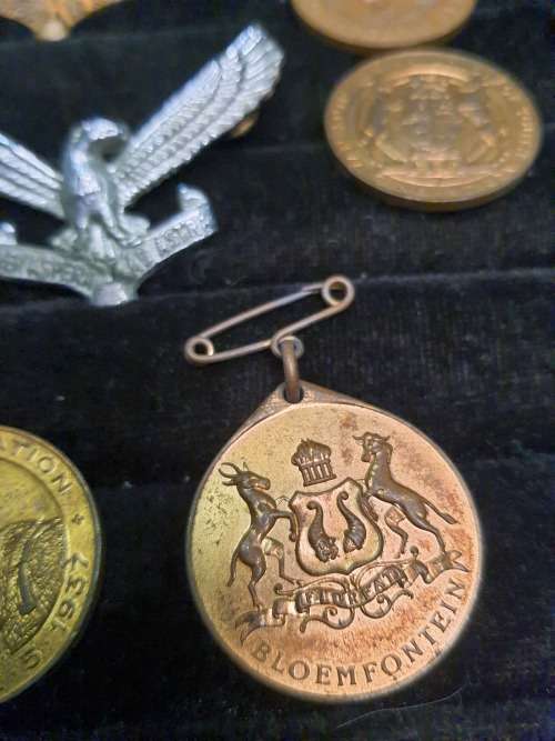 A COLLECTION OF RARE SOUTH AFRICAN AND BRITISH MILITARY INSIGNIA AND MEDALLIONS