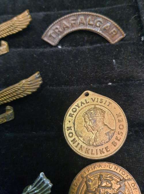 A COLLECTION OF RARE SOUTH AFRICAN AND BRITISH MILITARY INSIGNIA AND MEDALLIONS