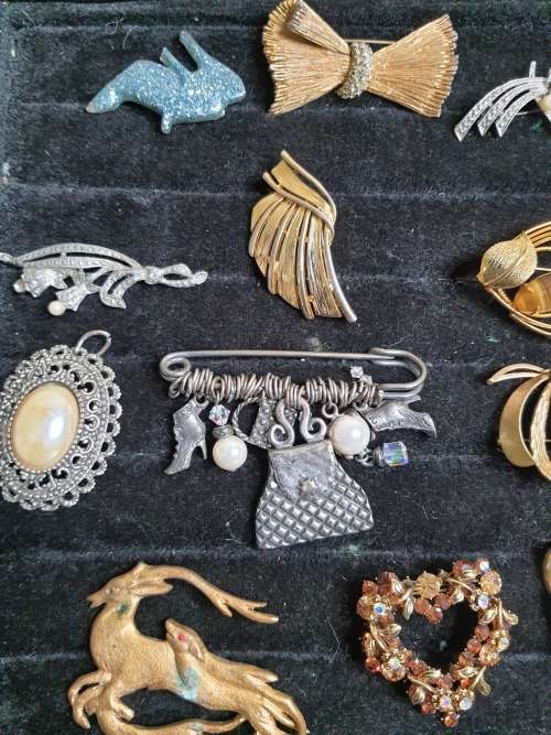 and joblot vintage brooches